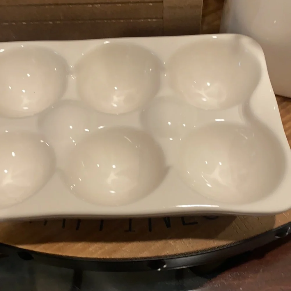 RAE DUNN FREE RANGE 12 EGG HOLDER.